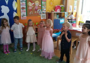 Dzieci oczekują na muzykę, aby rozpocząć śpiew piosenki